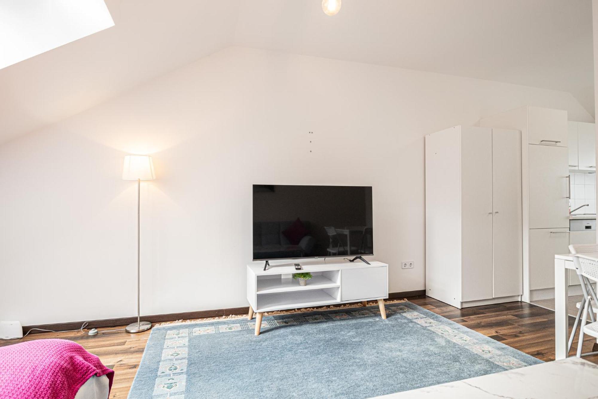 Airy Attic Apt.: Stylish Studio At Penzing Area Bécs Kültér fotó