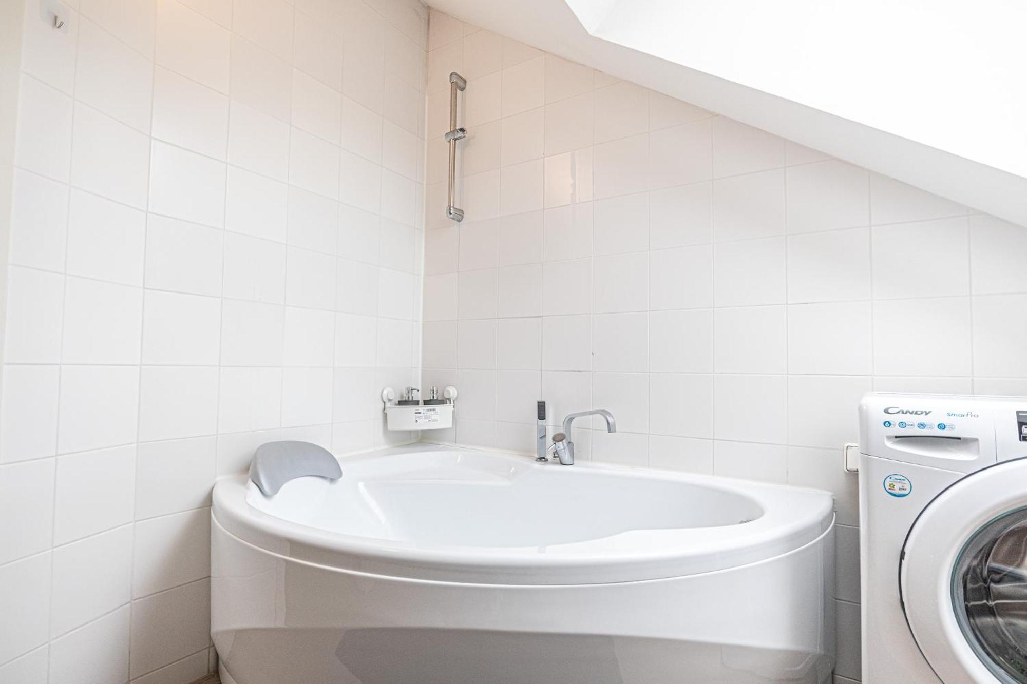 Airy Attic Apt.: Stylish Studio At Penzing Area Bécs Kültér fotó