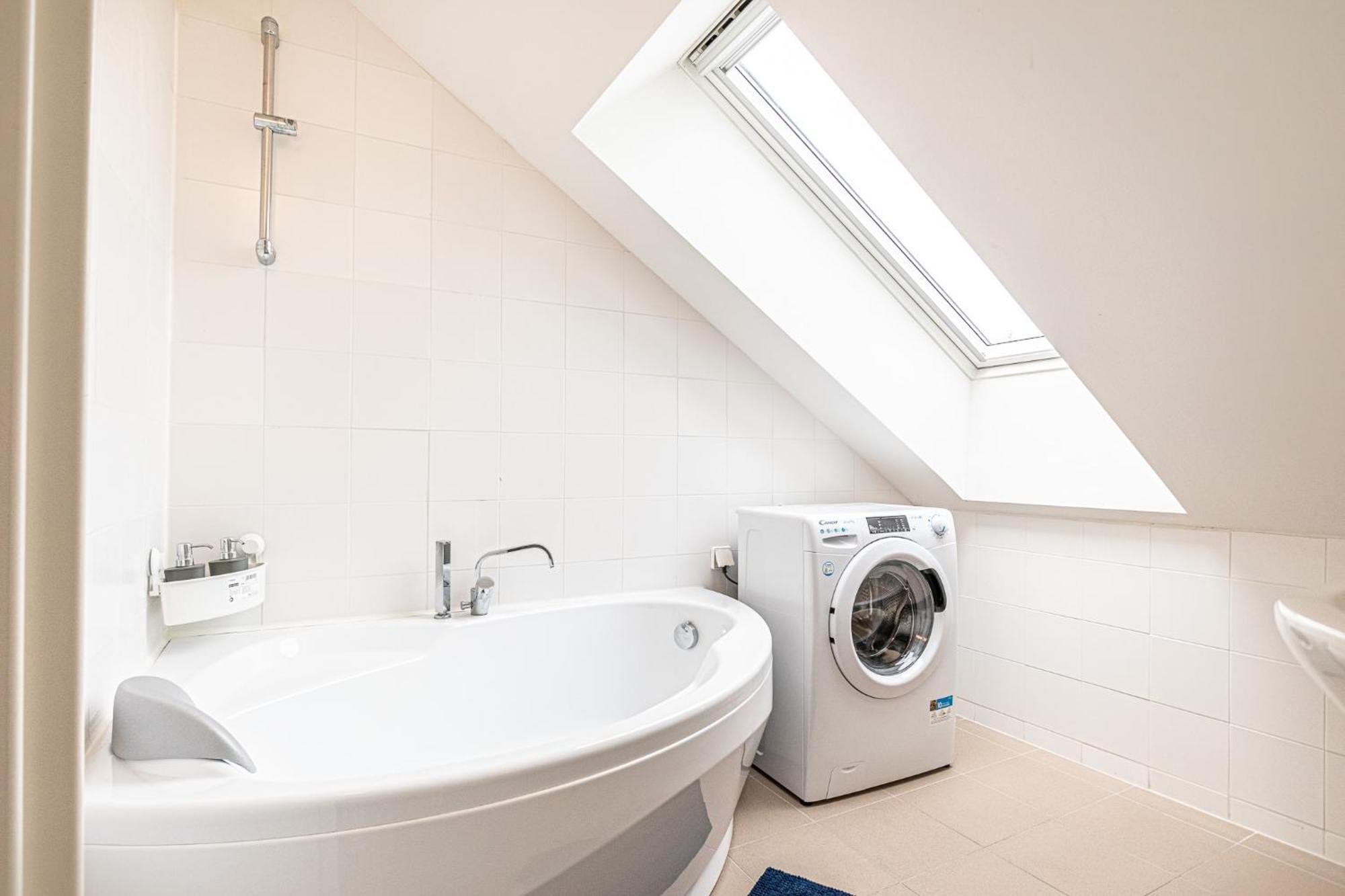 Airy Attic Apt.: Stylish Studio At Penzing Area Bécs Kültér fotó
